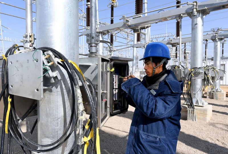 قاطع الدائرة SF₆: مكون مهم لشبكات الطاقة ذات الجهد العالي، مما يوفر أداءً فائقًا من خلال السالبية الكهربية العالية وقدرة على التبريد القوسي 100 مرة أكثر من الهواء.